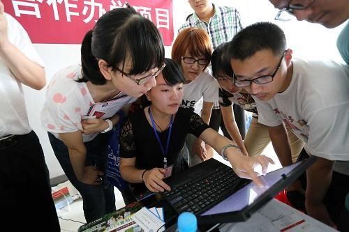 高招咨詢會現場火熱，信息咨詢助力考生圓夢大學